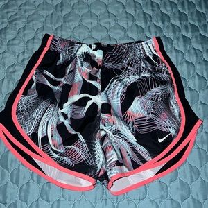 NIKE WOMENS RUNNING SHORTS SIZE MEDIUM